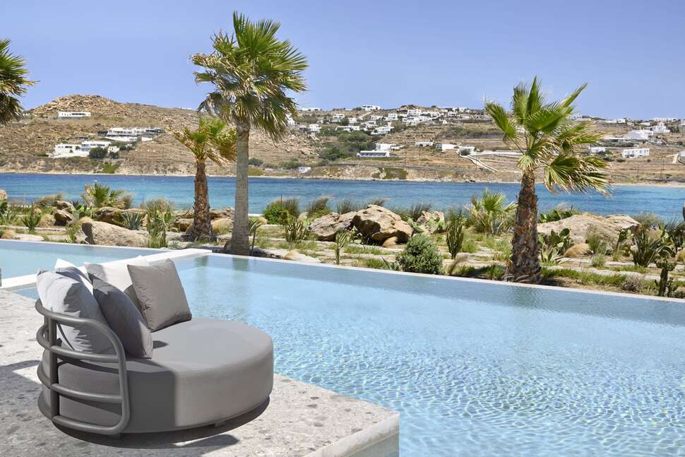Een foto van het zwembad bij Aeonic Suites & Spa