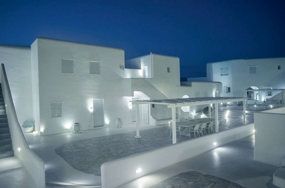 Een foto van het terras bij Mykonos Bay Hotel