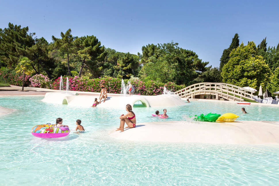 Een foto van het zwembad bij hu Norcenni Girasole Village