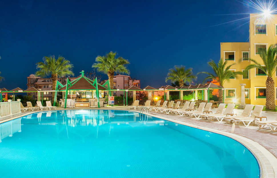 Een foto van het zwembad bij Hotel Esra Family Suite