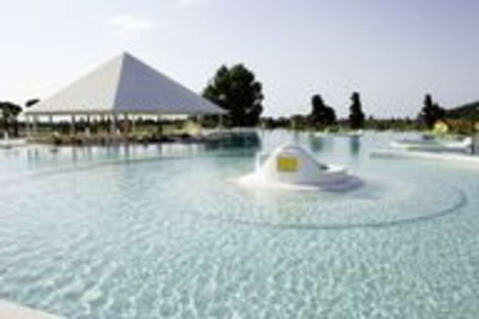 Een foto van het zwembad bij Club Esse Sunbeach
