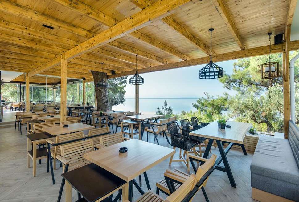 Een foto van de faciliteiten bij Trikorfo Beach