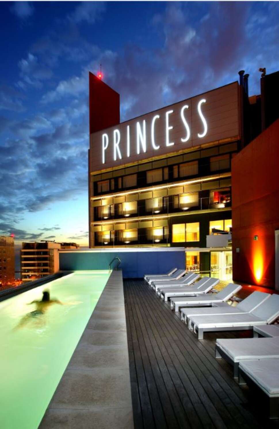 Een foto van het zwembad bij Hotel Barcelona Princess