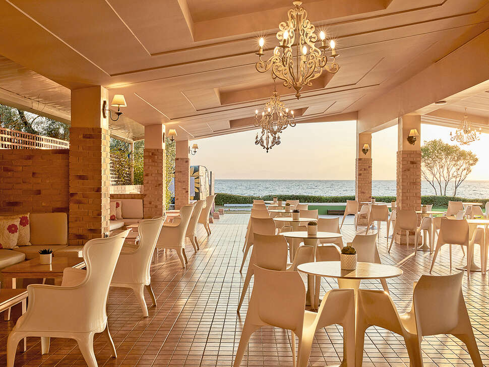 Een foto van het terras bij Istion Club & Spa