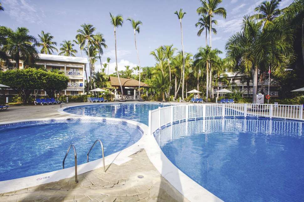 Een foto van het zwembad bij Vista Sol Punta Cana