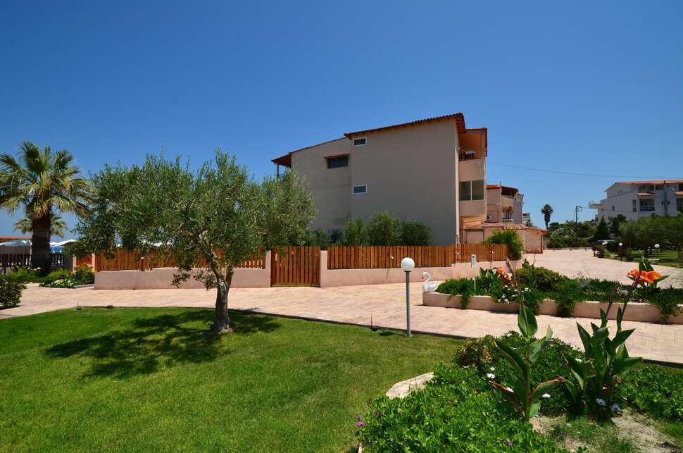 Een foto van de buitenkant van Sousouras Holidays Resort