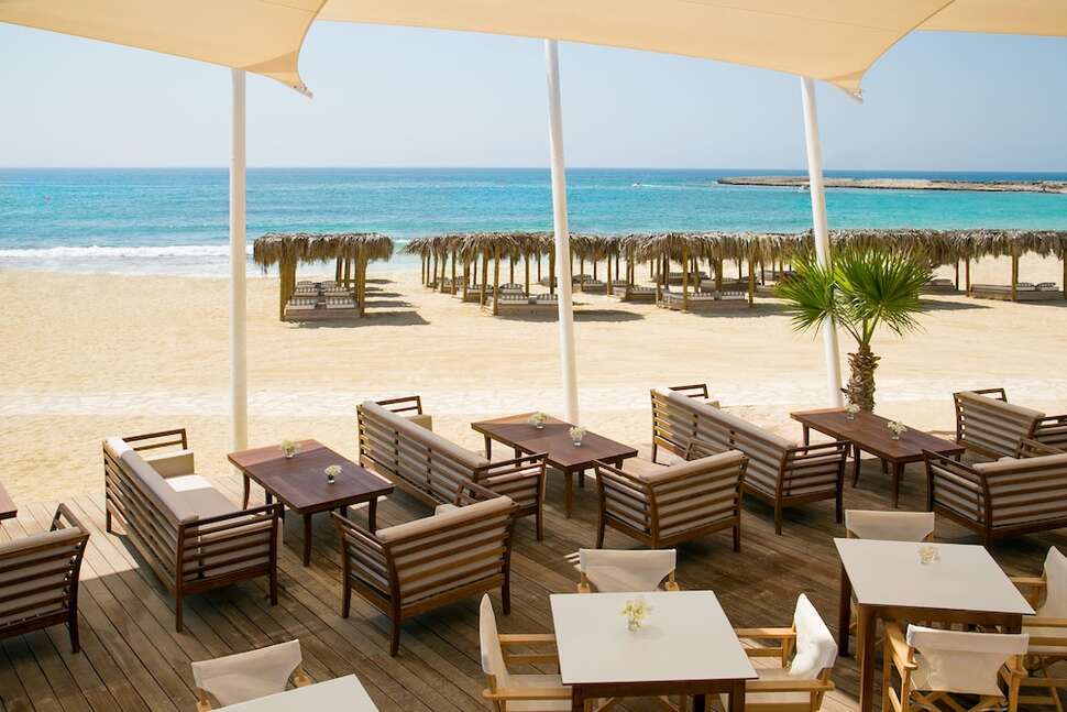 Een foto van het strand bij Asterias Beach Hotel