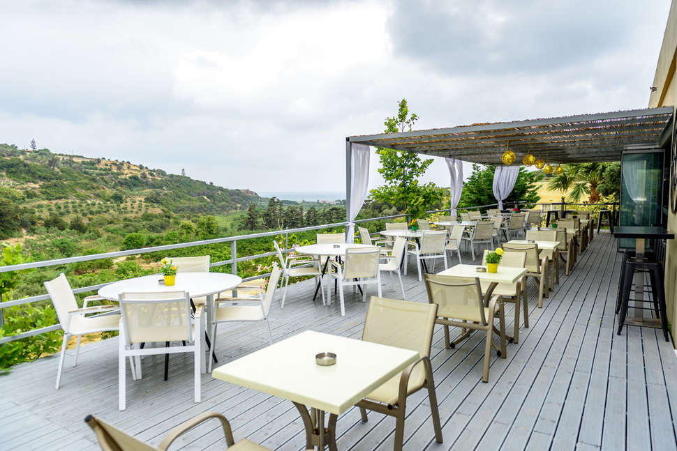 Een foto van het terras bij RG Village Crete