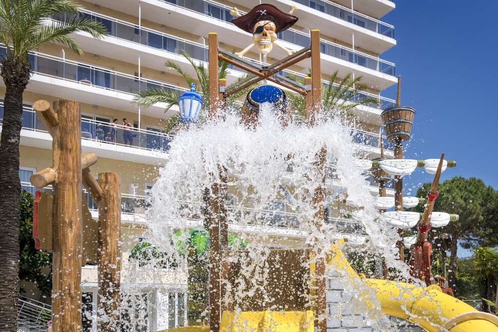 Ein Foto vom Pool im Hotel Oasis Park Splash