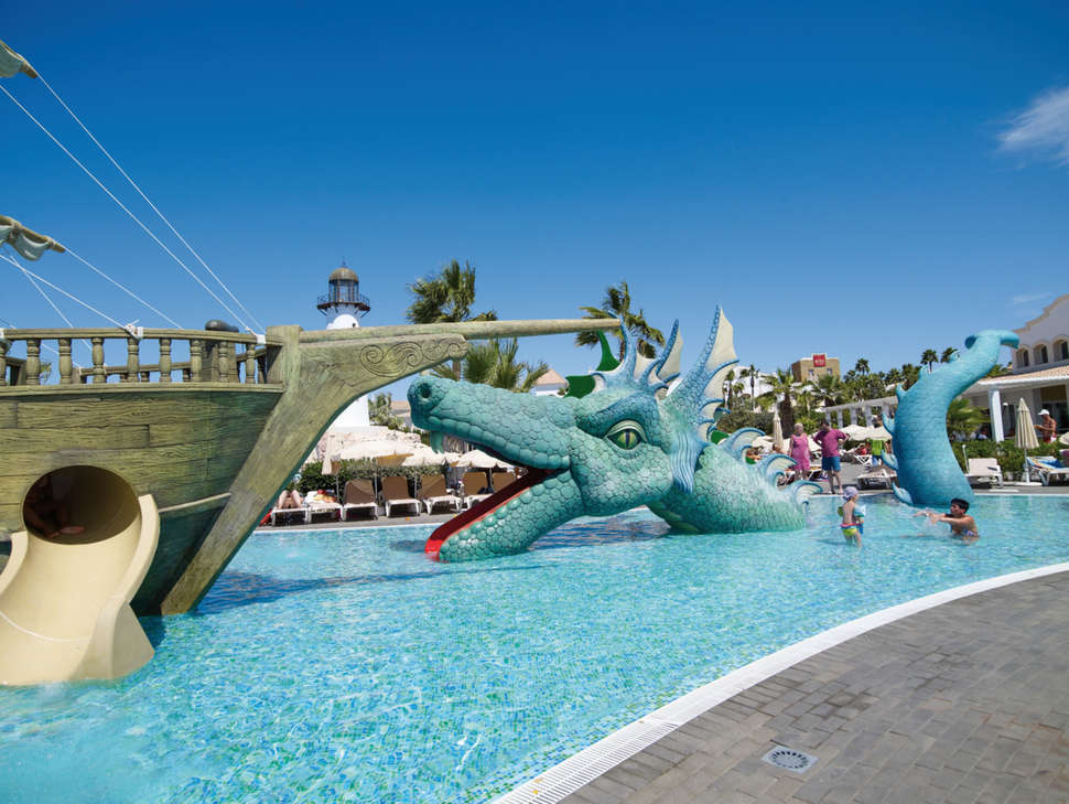 Een foto van het zwembad bij Riu Chiclana