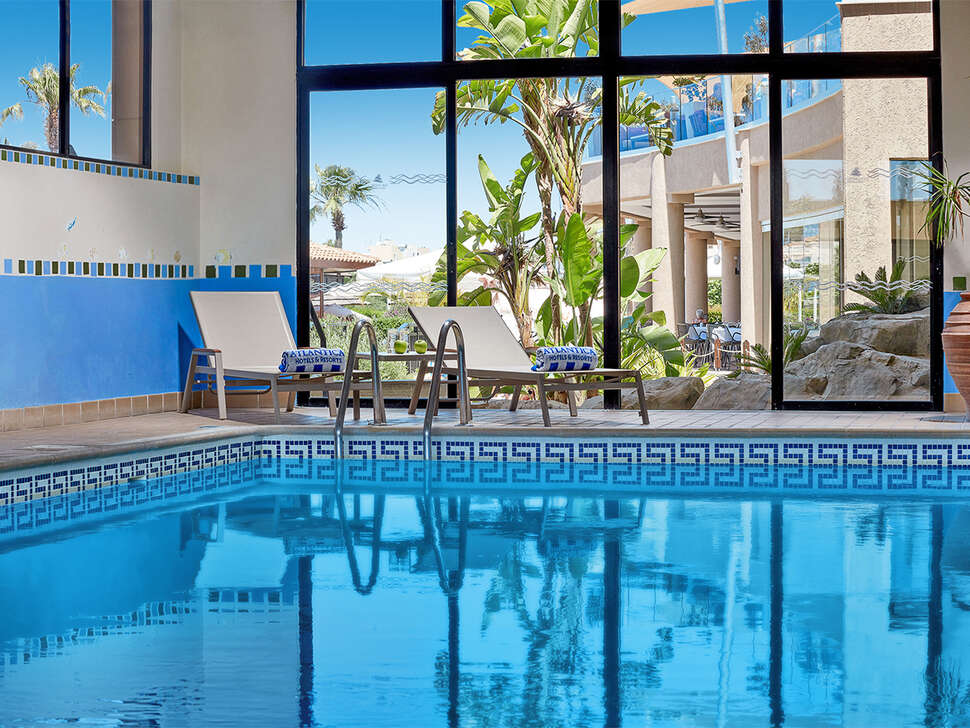 Een foto van het zwembad bij Atlantica Golden Beach Hotel