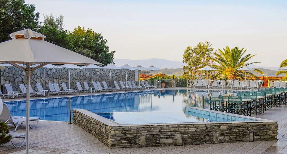 Een foto van het zwembad bij Aristoteles Holiday Resort & Spa