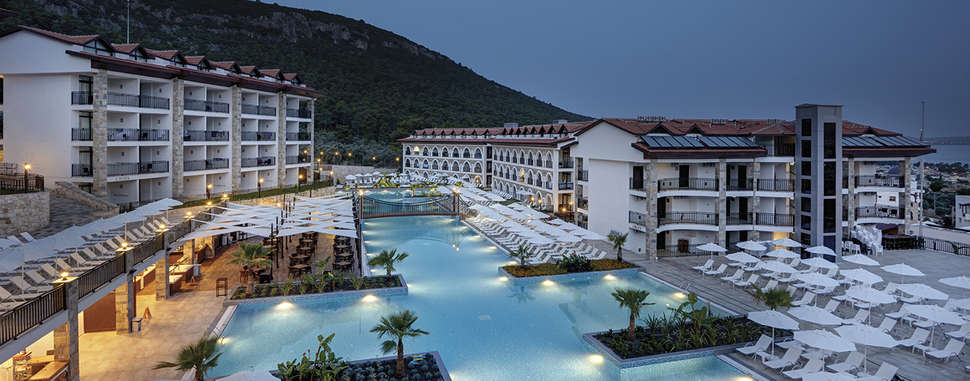 Een foto van het zwembad bij Ramada Resort by Wyndham Akbuk