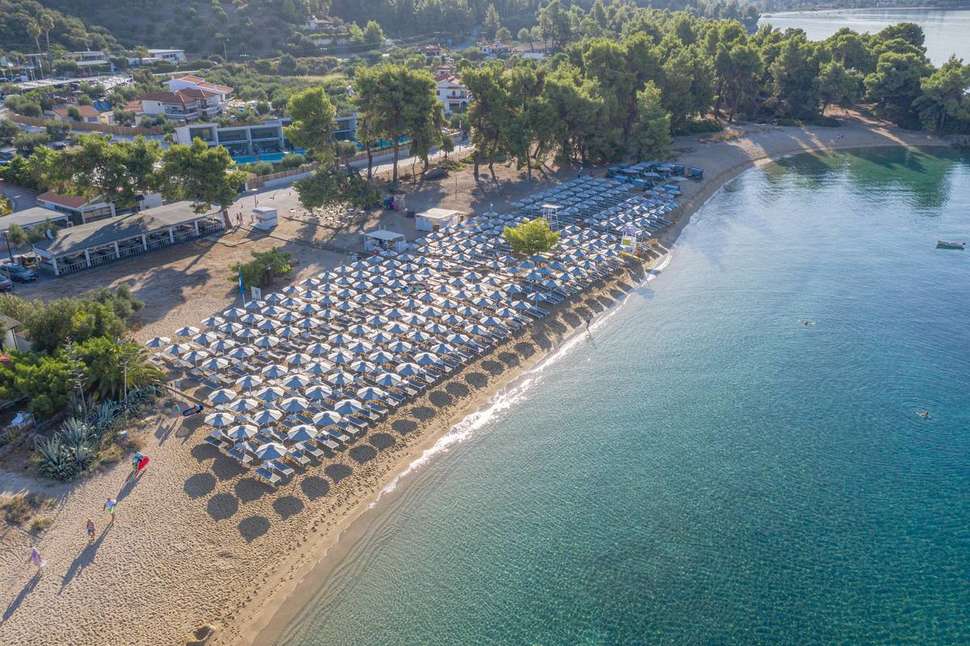 Een foto van het strand bij Hotel Lagomandra & Spa