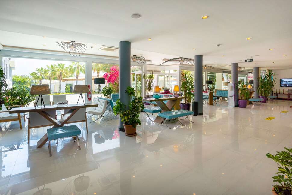 Een foto van het interieur van Flora Garden Beach Hotel