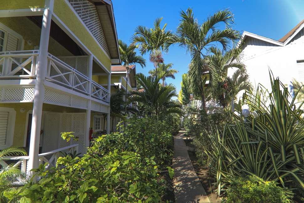Een foto van de buitenkant van Merril's Beach Resort II