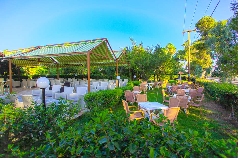 Een foto van het terras bij Hotel Continental Palace