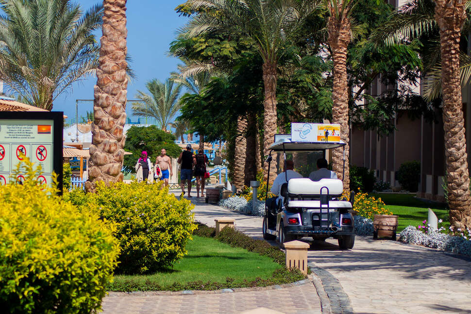 Een foto van de buitenkant van El Karma Aqua Beach Resort
