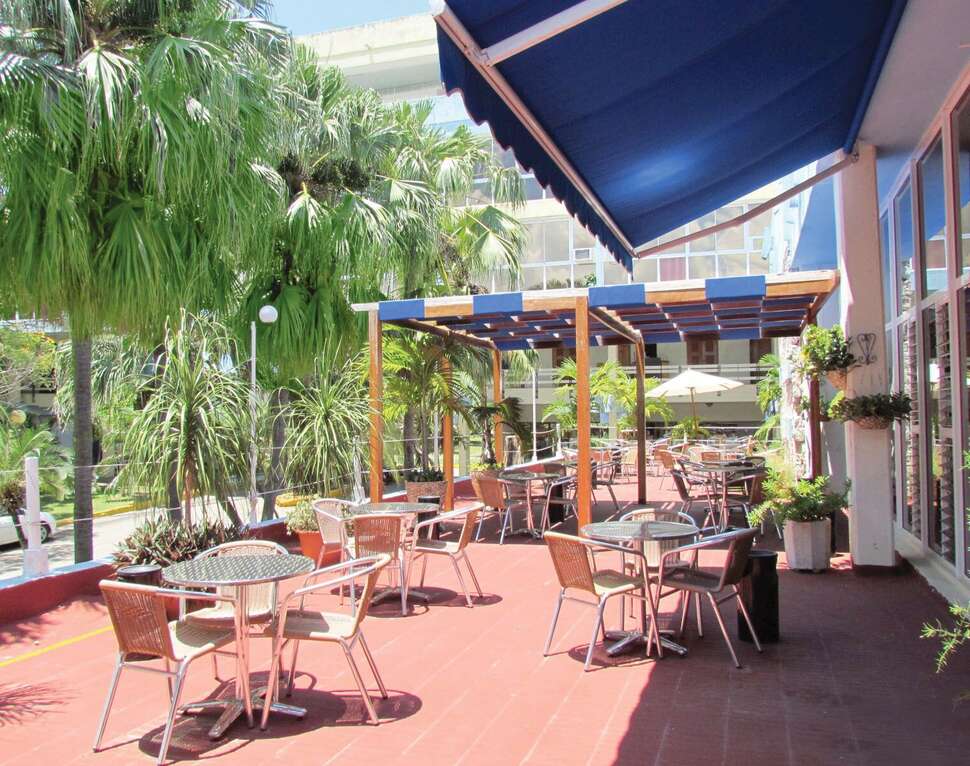 Ein Foto von der Terrasse im MarAzul Hotel
