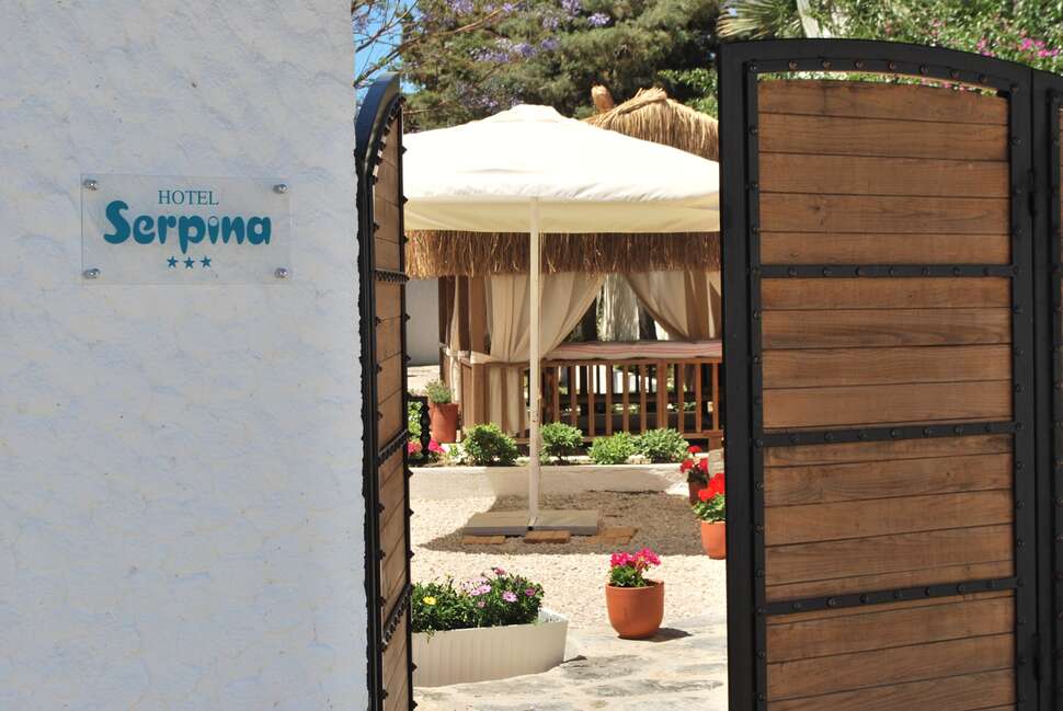 Ein Foto von der Außenansicht des Serpina Hotel