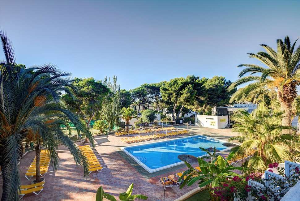 Een foto van het zwembad bij Magic Life Cala Pada
