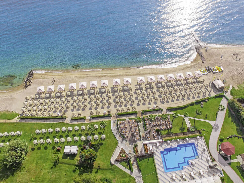 Een foto van het zwembad bij Hotel Aegean Melathron Thalasso & Spa