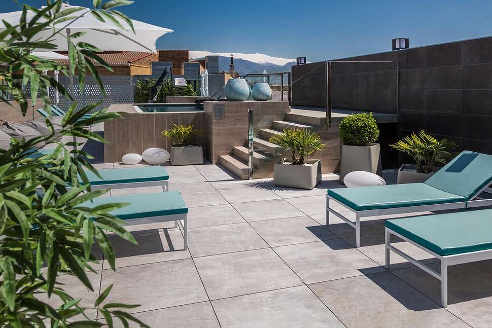 Een foto van het terras bij Catalonia Granada