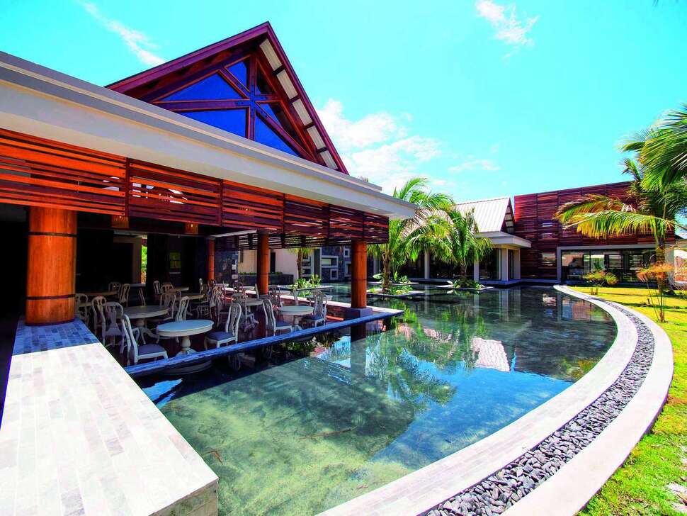Een foto van het terras bij Crystals Beach Resort Belle Mare