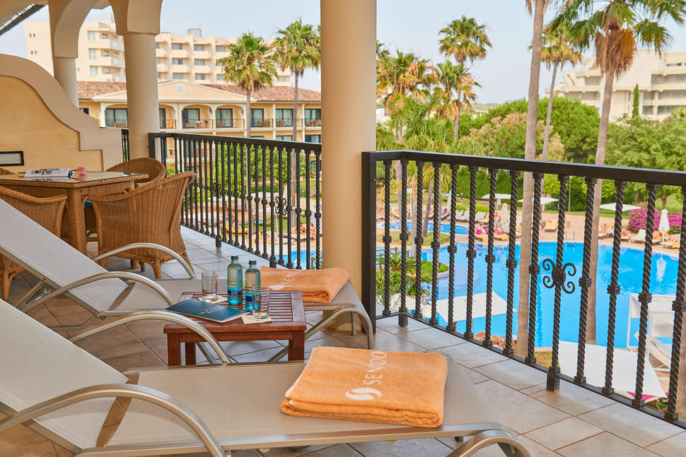 Een foto van het zwembad bij CM Mallorca Palace