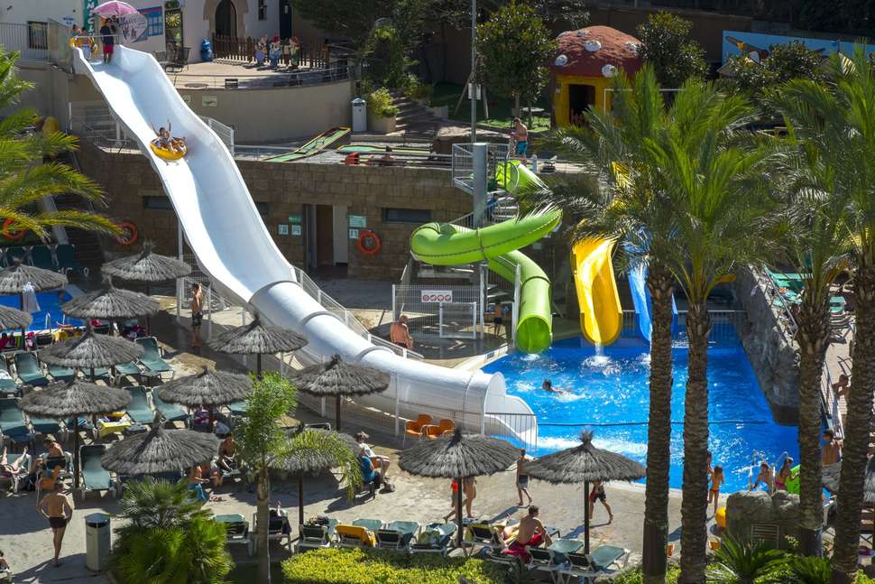 Een foto van het zwembad bij Rosamar Garden Resort