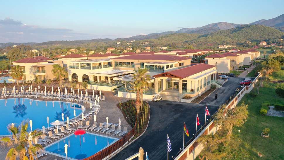 Een foto van de buitenkant van Almyros Beach Hotel