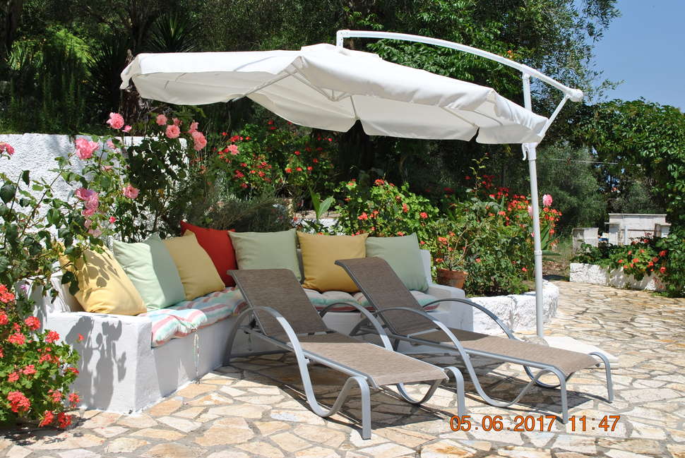 Een foto van het terras bij Helios Hotel