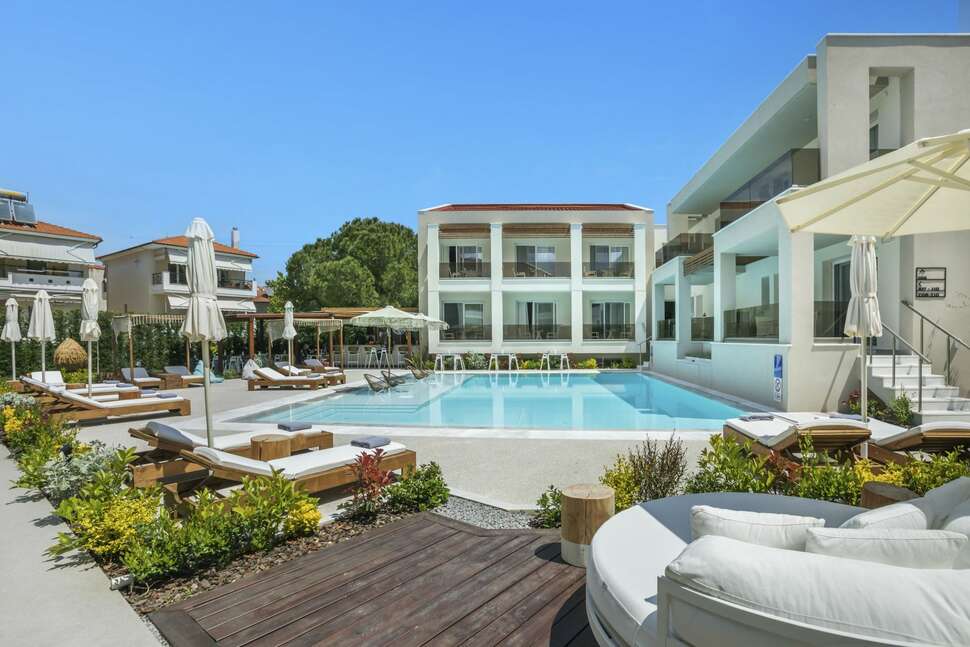 Een foto van het zwembad bij Mirablue Deluxe Residences
