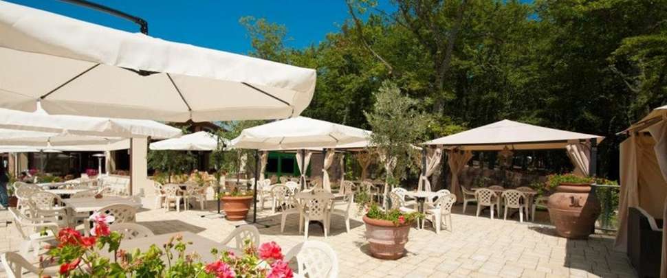Een foto van het terras bij Camping Orlando in Chianti