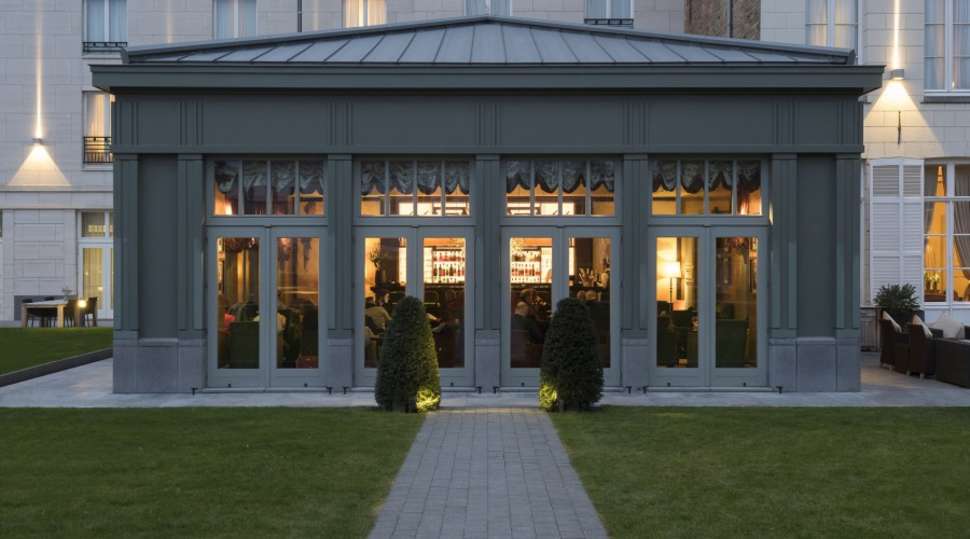 Een foto van de buitenkant van Dukes' Palace