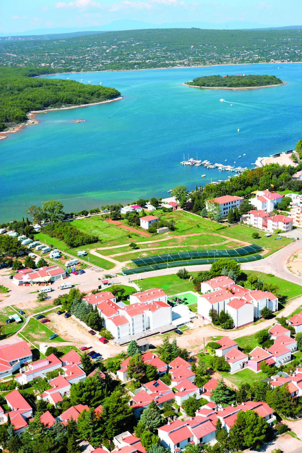 Een foto van de buitenkant van Hotel Omorika Punat