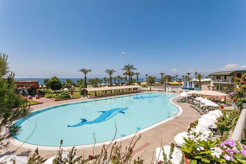 Een foto van het zwembad bij Pine Beach Belek