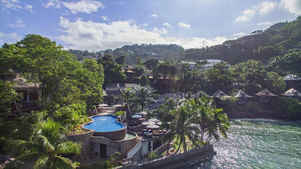 Een foto van het zwembad bij Hilton Seychelles Northolme Resort & Spa