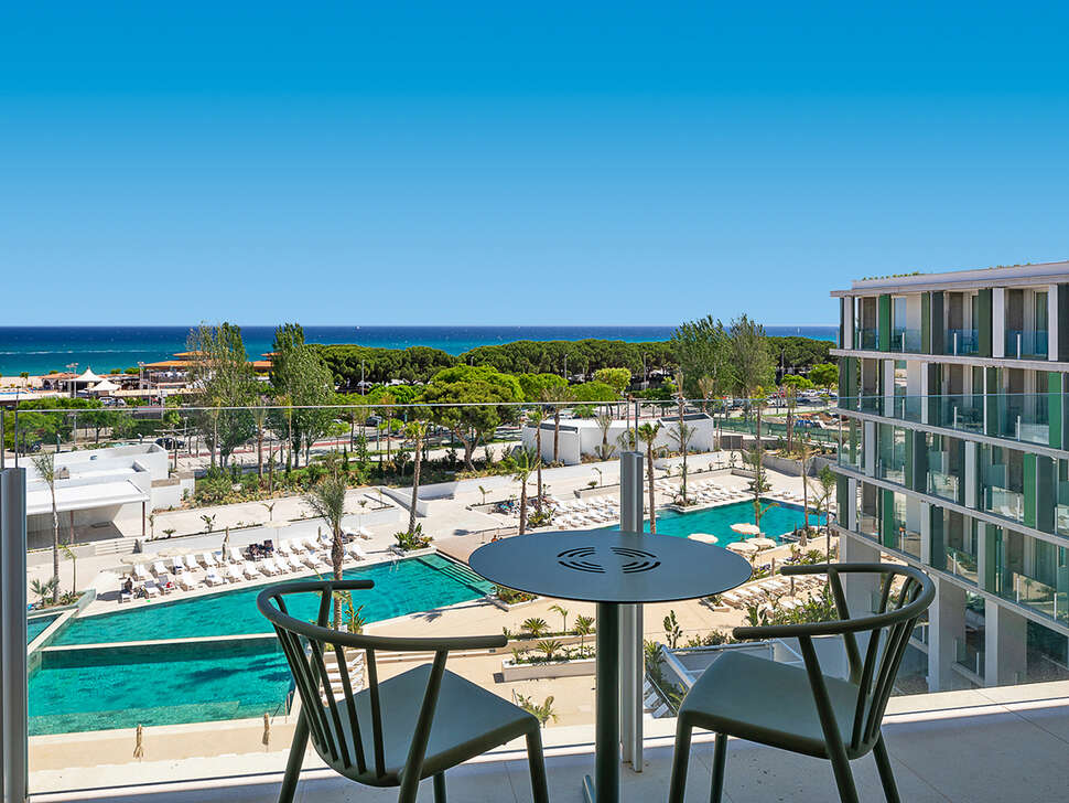 Een foto van het terras bij Atzavara Hotel & Spa