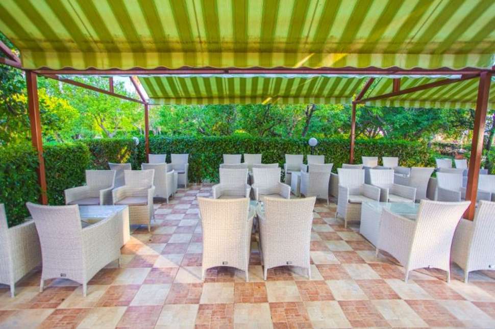 Een foto van het terras bij Hotel Continental Palace