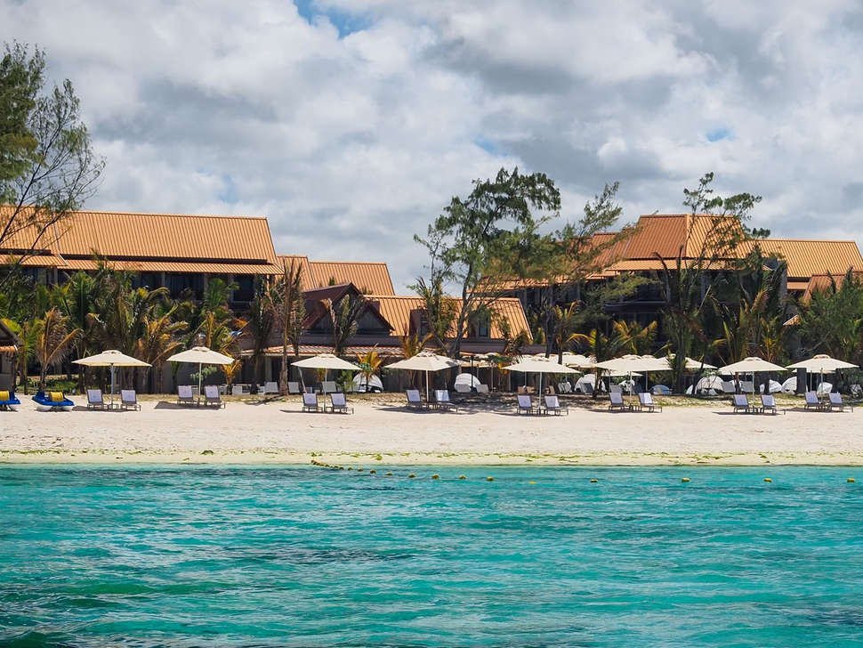 Een foto van het strand bij Crystals Beach Resort Belle Mare