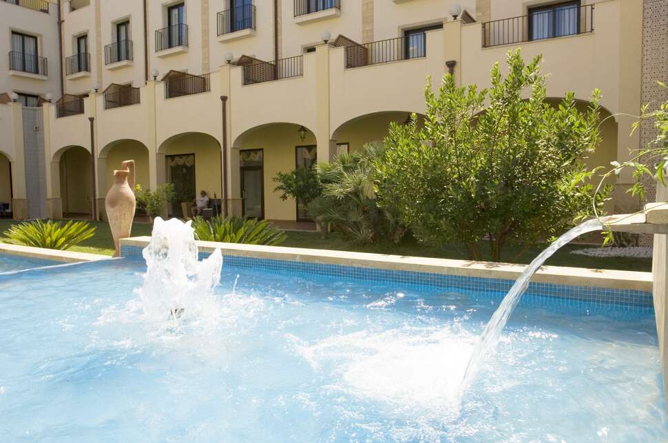 Een foto van het zwembad bij Mahara Hotel