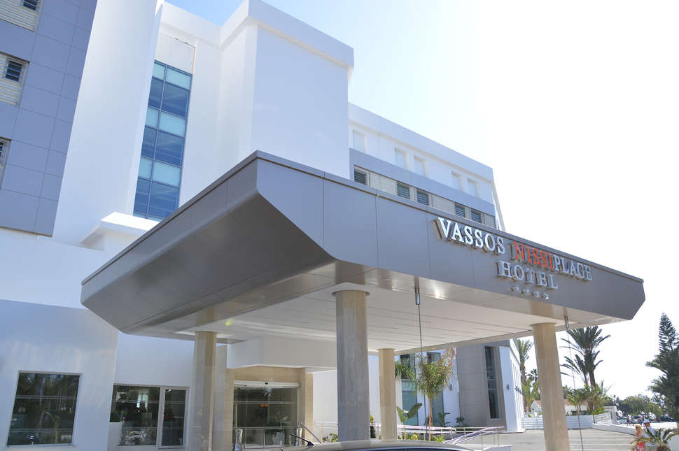Een foto van de buitenkant van Vassos Nissi Plage Hotel