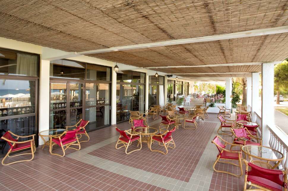 Een foto van het terras bij Island Beach Resort & Annex