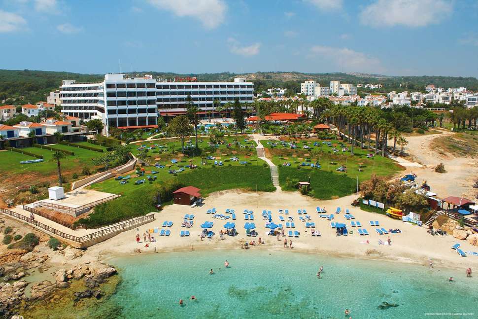 Een foto van de buitenkant van Cavo Maris Beach Hotel