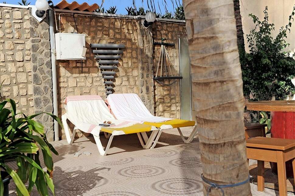 Een foto van het terras bij Nha Terra Hotel