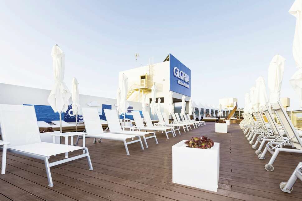 Een foto van het terras bij Gloria Palace San Agustin Thalasso