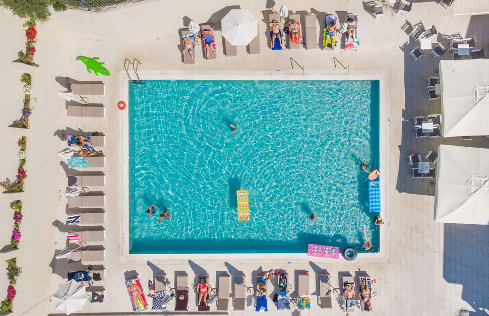 Een foto van het zwembad bij Altura Hotel
