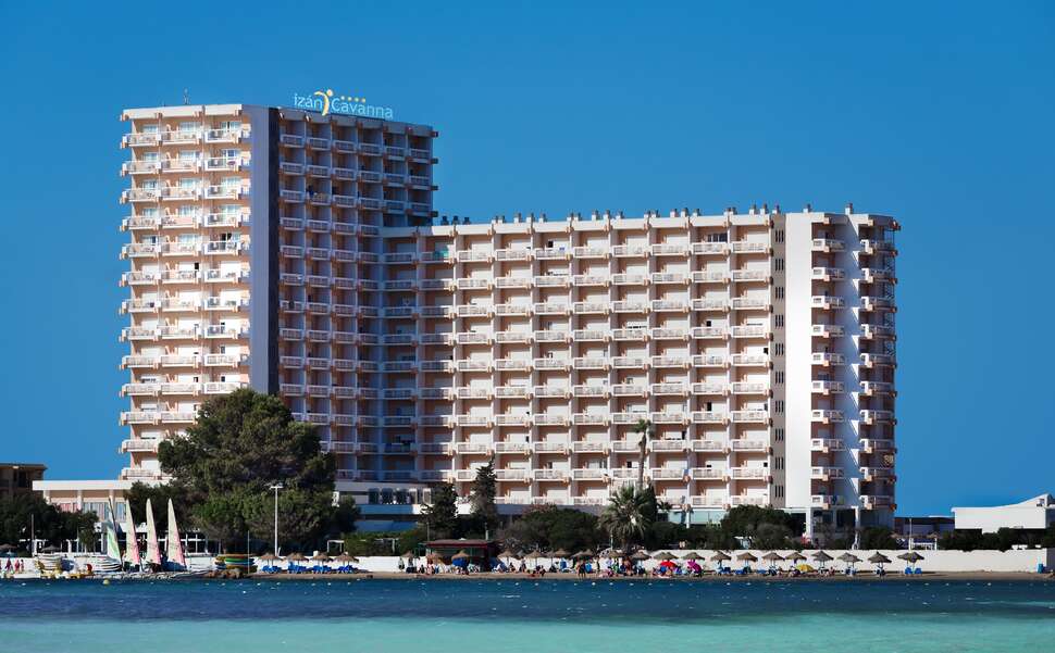 Een foto van de buitenkant van Izan Cavanna Hotel