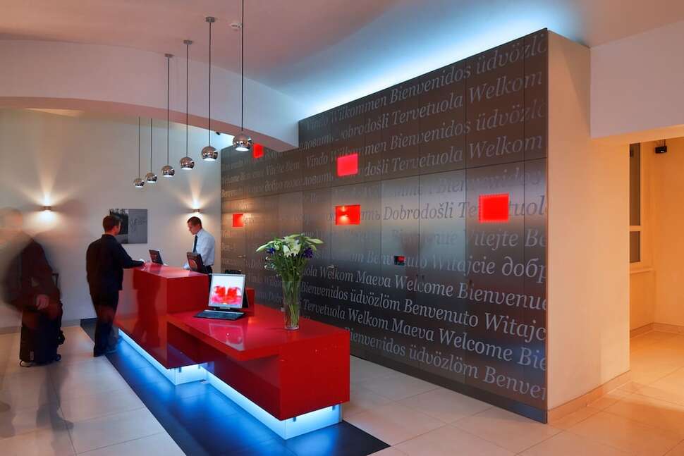Ein Foto vom Innenbereich im Hotel Red & Blue Design